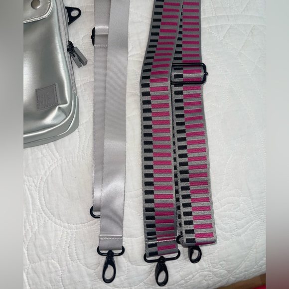 IHKWIP XL EVERYDAY ESSENTIALS CROSSBODY WITH TWO STRAPS METALLIC SILVER - Picture 8 of 12